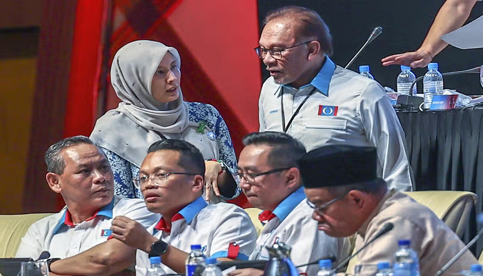 PM Anwar Accused of Nepotism as Daughter Challenges for Key PKR Leadership Role