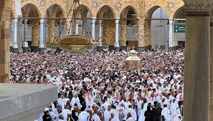 Hajj 2025: Over 1.67 Million Pilgrims Gather at Arafat, Move to Muzdalifah in Sacred Journey