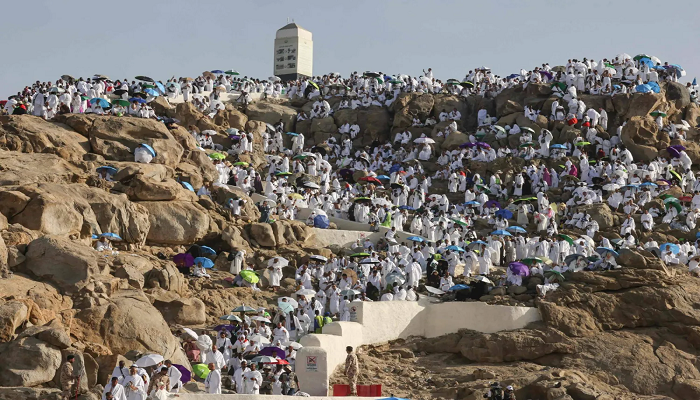 Hajj 2025: Over 1.67 Million Pilgrims Gather at Arafat, Move to Muzdalifah in Sacred Journey