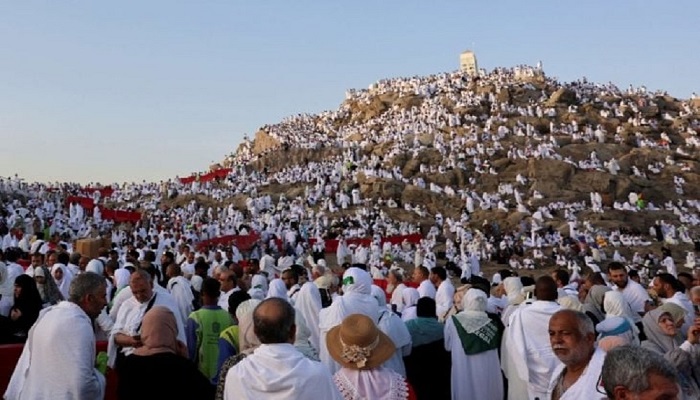 Hajj 2025: Over 1.67 Million Pilgrims Gather at Arafat, Move to Muzdalifah in Sacred Journey