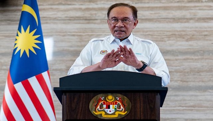 Malaysia’s PM Unveils Cash Aid, Fuel Cuts to Fight Rising Living Costs