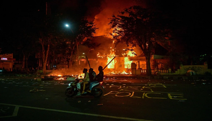 Indonesia’s Deadly Protests Force Lawmakers to Cut Perks Amid Growing Unrest